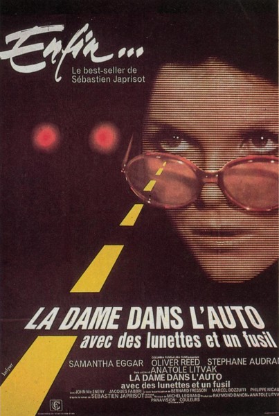 La Dame dans l'auto avec des lunettes et un fusil